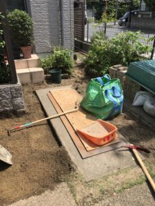 レンガ敷設作業中です。