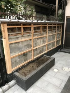 杉板塀やり変え工事です。下地大変です。